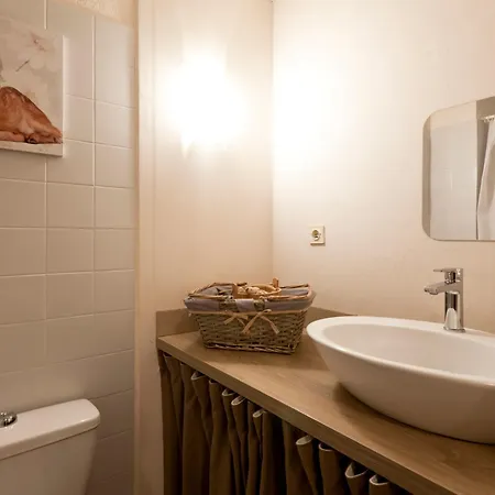 Appartement Pour 4 Pers. Avec Balcon, Parking Et Wifi, à Deux Pas Des Thermes Et Du Centre Village - Fr-1-512-212